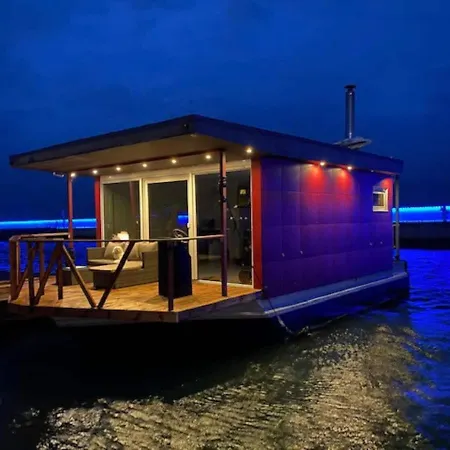 Cozy Floating House With Sauna Tallinn Exterior photo