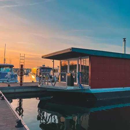 Cozy Floating House With Sauna Tallinn Exterior photo