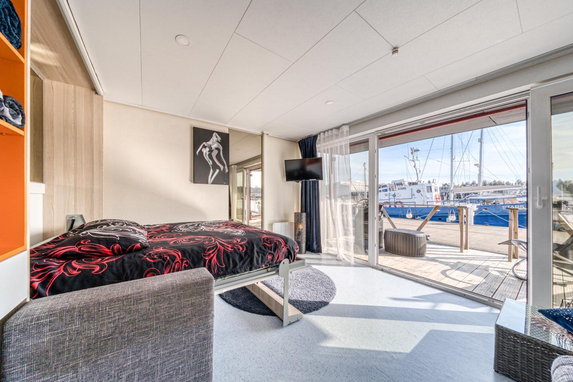 Cozy Floating House With Sauna Tallinn